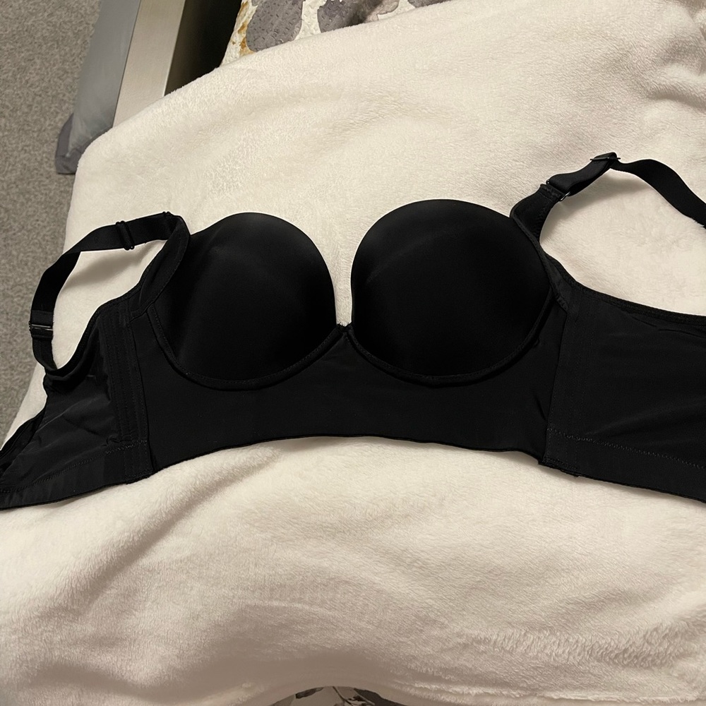 NWOT black bra. Size 38D wide slimming back strap